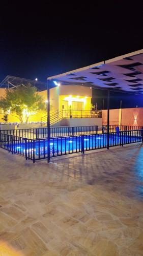 ein Gebäude mit einem Pier, der nachts blau beleuchtet ist in der Unterkunft Mona chalet in Adschlun