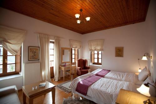 1 dormitorio con 1 cama, 1 silla y 1 mesa en Theoni's House en Dhímitra