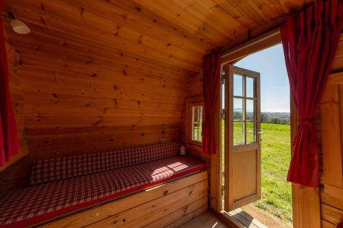 Barrel Cabin 1 في سانت أوستيل: داخل كوخ خشبي به نافذة