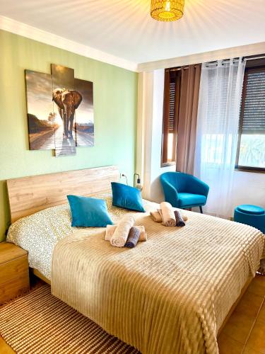 ein Schlafzimmer mit einem großen Bett und blauen Kissen in der Unterkunft Duplex Petrales in Tejina