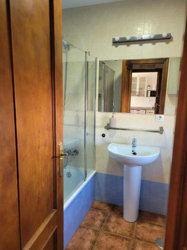 a bathroom with a sink and a shower at Ático luminoso con terraza privada in Sanlúcar de Barrameda