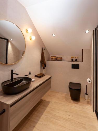 a bathroom with a black sink and a mirror at Casa do Seixo in Oia