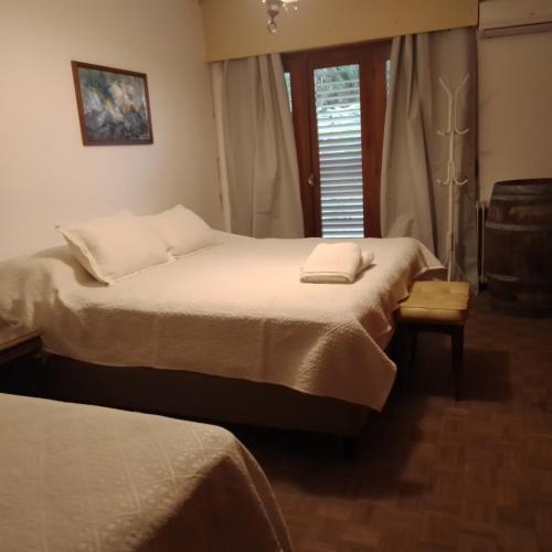 a bedroom with two beds and a window at Chalet de Irurtia in Carmelo