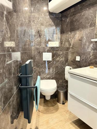 un bagno con WC e lavandino di Studette Cosy a Saint-James