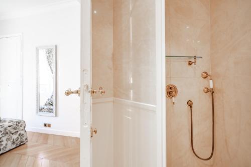 Elegant Luxury Apartment on Champs Elysees