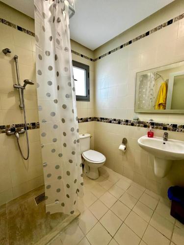 a bathroom with a toilet and a sink at Appartement le jasmin in Hammamet