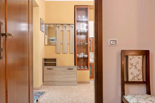 a hallway with a dresser in a room at La casetta in Marzio