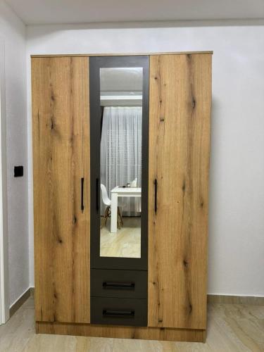 a wooden door with a mirror in a room at Apartmani Edi Ulcinj in Ulcinj