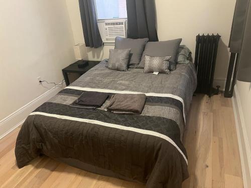 a bedroom with a large bed with pillows on it at Tír na nÓg in Union City