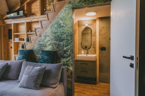 a room with a couch and a sink in a bathroom at Trzy Siostry Udryn in Udryń