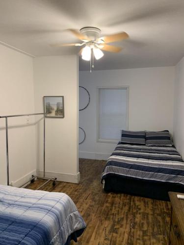 a bedroom with two beds and a ceiling fan at The Pearl in Fort Walton Beach