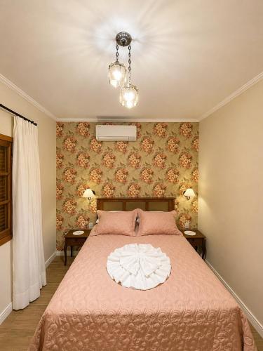 a bedroom with a large bed with a pink blanket at Casa Julieta in Serra Negra
