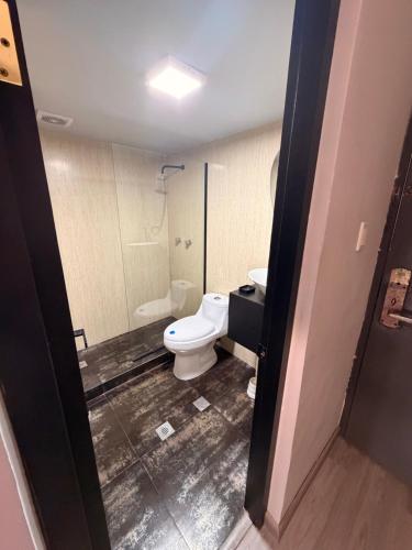 a bathroom with a toilet and a sink at Apartamento vacacional en el Hotel Dynasty , Habitación tipo Estudio PRIVADO in Porlamar