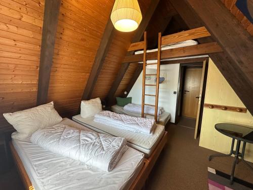 a room with two bunk beds in a cabin at Ferienhaus Im Abendrot in Waldbrunn