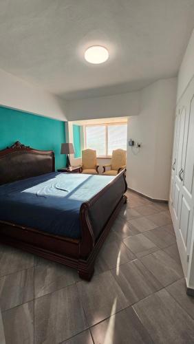 a bedroom with a large bed in a room at Comfortable apartment with pool, close to the beach in Acapulco