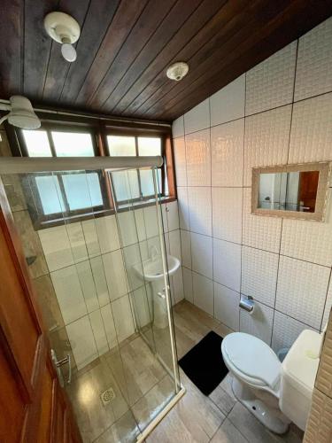 a bathroom with a shower and a toilet at Ilha Grande Trip Economic in Abraão