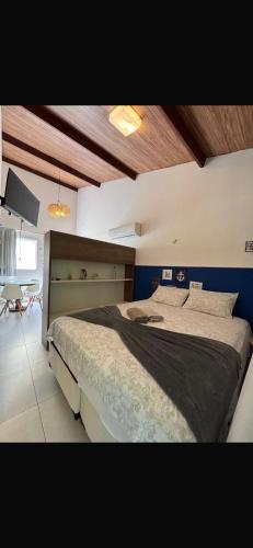 a bedroom with a large bed in a room at Flat Palmeira-Pipa Solar - centro in Tibau do Sul