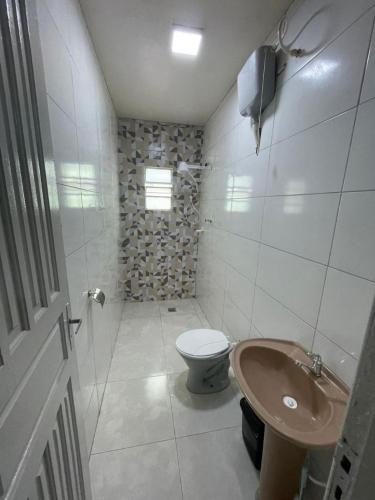 a bathroom with a toilet and a sink at Apartamento Salinas in Cacoal