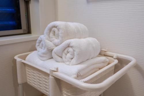 a bunch of towels in a basket in a bathroom at 嵐lan in Kyoto
