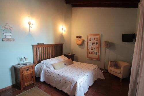 เตียงในห้องที่ Casa Rural la Hojalata