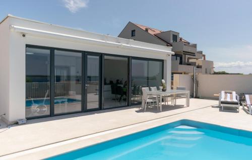 Amazing Home In Mandre