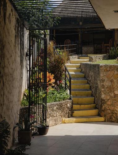 eine Treppengruppe mit Pflanzen und einem Zaun in der Unterkunft Hotel Rinconada del Convento - Izamal in Izamal