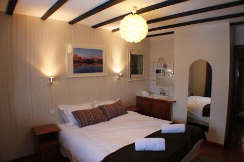 シャモニー・モンブランにあるChalet Aigle Royalのベッドとシンク付きのホテルルーム