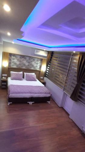 Postel nebo postele na pokoji v ubytování Göznur Otel