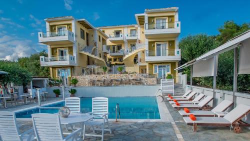un hotel con piscina, sillas y un edificio en Orizontas Residencies en Kastrosikia
