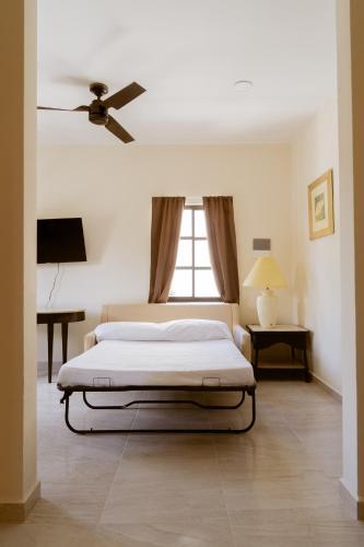 a bedroom with a bed and a window at Saules Armonía in Cancún