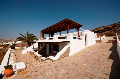 - un bâtiment blanc avec une terrasse couverte au-dessus dans l'établissement Germanos Studios, à Mykonos