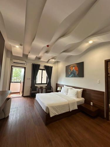 a bedroom with a large bed in a room at Hotel ĐÁ ĐỎ in Danang
