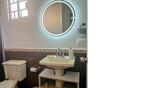 ein Badezimmer mit Waschbecken und Spiegel in der Unterkunft Casa Luma in Aguascalientes