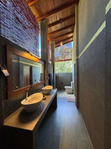 een badkamer met twee wastafels en een grote spiegel bij Amba Kola Udawalawa in Udawalawe