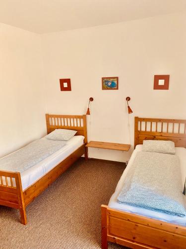 a room with two beds in a room at Dorka vendégház in Kehidakustány