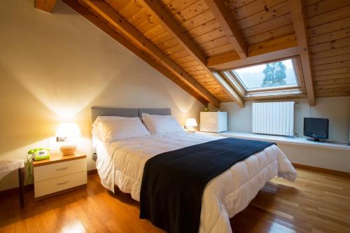 Un dormitorio con una cama grande y una ventana en Albergo Giardino, en Cernobbio