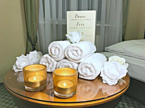 a tray with towels and candles on a table at Pensjonat BELVEDERE in Szczyrk