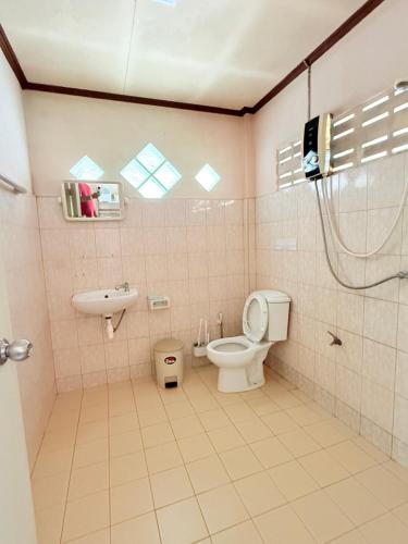 a bathroom with a toilet and a sink and a shower at Namtok Bungalows in Ko Yao Noi