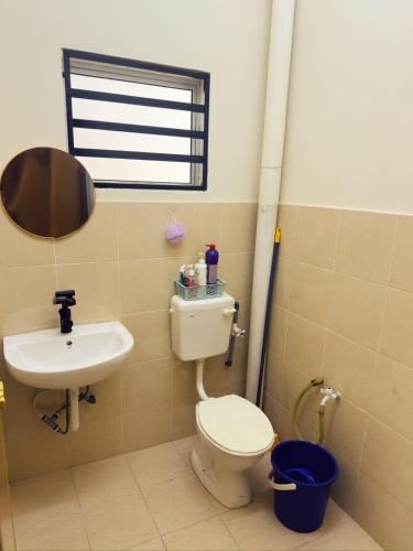a bathroom with a toilet and a sink at Teratak Raya in Tanjung Rambutan