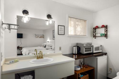 ein Badezimmer mit Waschbecken und Mikrowelle in der Unterkunft Jacobson's Cottages in East Glacier Park Village
