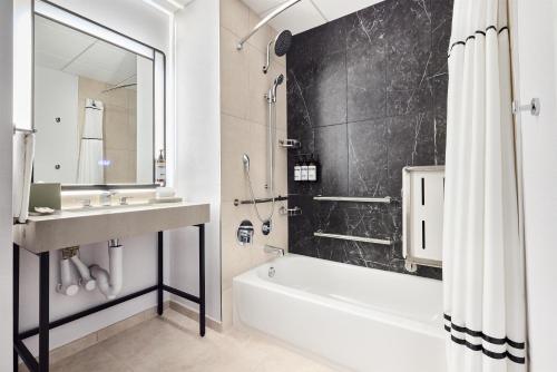 a bathroom with a bath tub and a sink and a bath tub at Hyatt Regency Chicago in Chicago