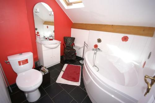 a bathroom with a toilet and a tub and a sink at Proche de Rocamadour in Montcléra