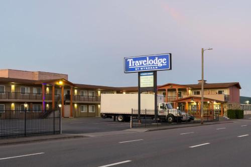 a truck parked in front of a hotel with a sign at Travelodge by Wyndham Eureka in Eureka