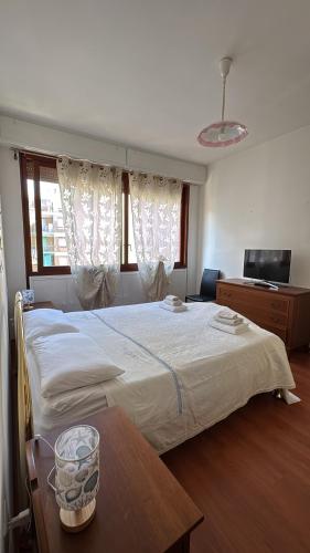 a bedroom with a large bed and a table at appartamento la conchiglia in Rapallo
