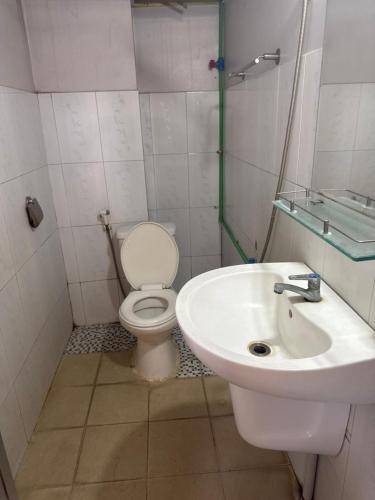 a bathroom with a toilet and a sink at Hotel Minh Phát in Công Thanh