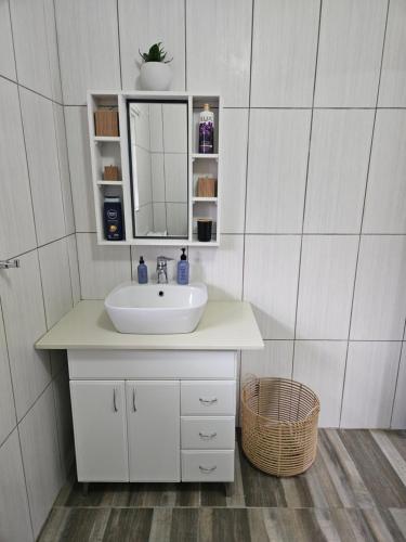 a bathroom with a sink and a mirror at Little Oasis in Hilton