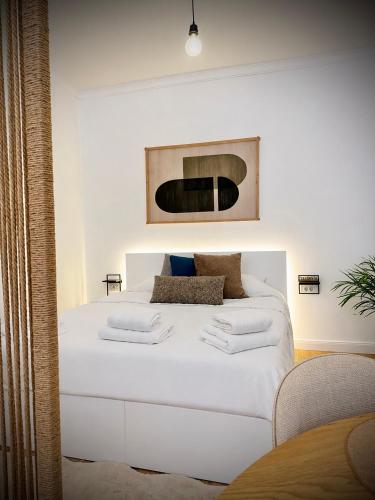 a white bedroom with a white bed with pillows on it at VerdeViu Apartments 3 Thermalis Residence Sânmartin Oradea Băile Felix 1 in Sînmartin