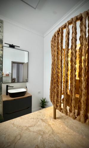 a bathroom with a bench with a mirror and a sink at VerdeViu Apartments 3 Thermalis Residence Sânmartin Oradea Băile Felix 1 in Sînmartin