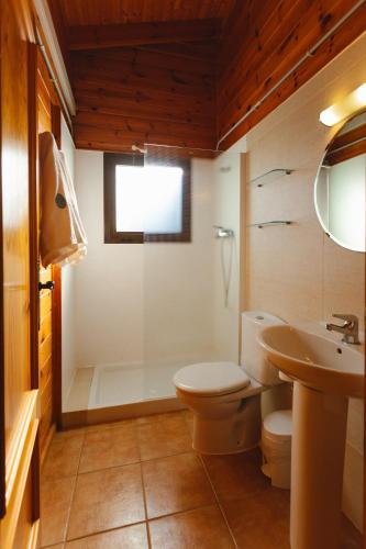 a bathroom with a toilet and a shower and a sink at Camping Ribamar in Alcossebre