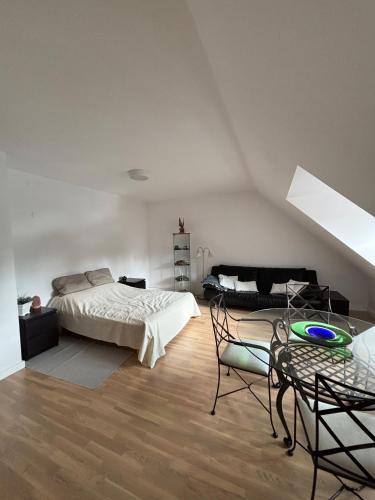 Cozy Apartment with Free Parking in Warsaw Sleeps 4